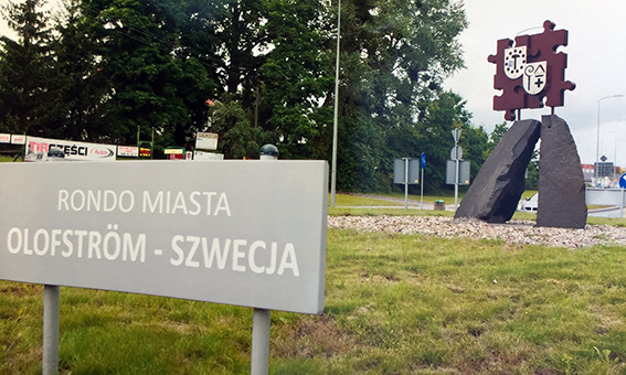 Rondell i Kwidzyn med en centralt placerad skulptur som består av två stenar och de båda vänorternas emblem tillsammans.