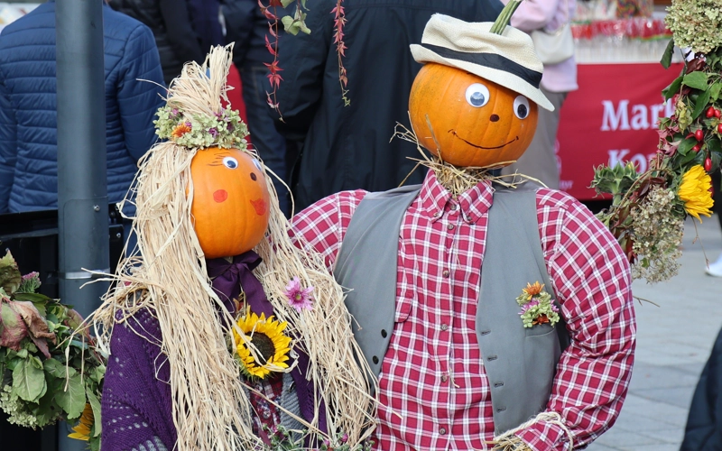 Två pumpafigurer