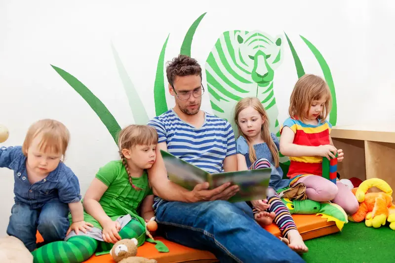 En pedagog läser för en grupp barn