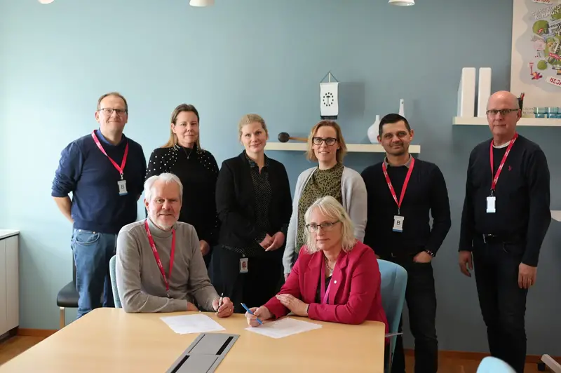 Representanter för Olofströms kommun och entreprenadföretaget samlade för avtalsskrivning för Holjegården.