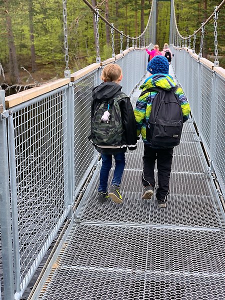 Barn som går tillsammans över Frickabron i Olofström.
