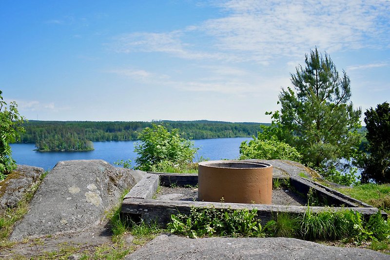 Valhalls grillplats ligger på hög höjd med bra utsikt över sjön Orlunden.